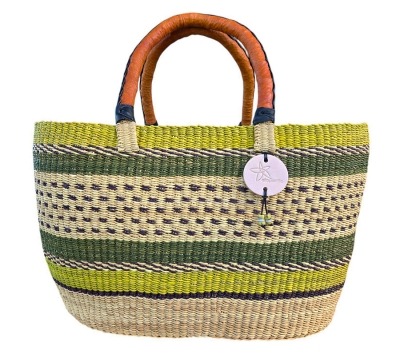 The Bolga Classic Oval Shopper Basket has a double handle which makes it open and accessible. Great family basket for markets or beach/swimming.