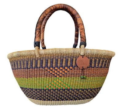The Bolga Oval Shopper Basket has a double handle which makes it open and accessible. Great family basket for markets or beach/swimming.