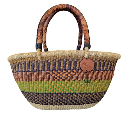 The Bolga Oval Shopper Basket has a double handle which makes it open and accessible. Great family basket for markets or beach/swimming.