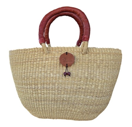 The Bolga Classic Oval Shopper Basket has a double handle which makes it open and accessible. Great family basket for markets or beach/swimming.